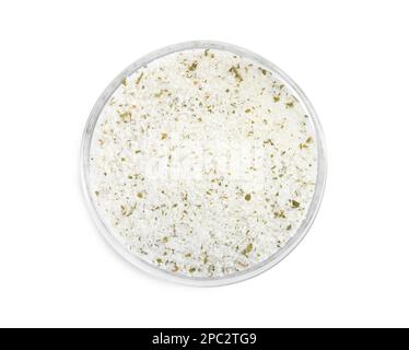 Sale naturale di erbe in ciotola di vetro isolato su bianco, vista dall'alto Foto Stock