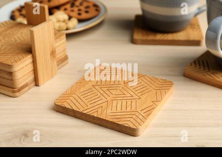 Molte eleganti montagne russe in legno sul tavolo Foto Stock