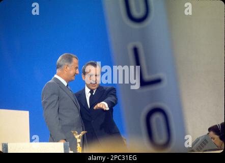 Il Presidente degli Stati Uniti Richard M. Nixon, a destra, e il Vice Presidente degli Stati Uniti Spiro T. Agnew, a sinistra, appaiono prima della Convenzione Nazionale Repubblicana del 1972 a Miami Beach, in Florida, il 23 agosto 1972. Credito: Arnie Sachs/CNP Foto Stock