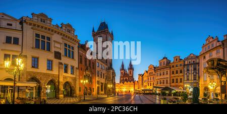 Praga Repubblica Ceca, panorama skyline della città alba sulla piazza della città vecchia di Praga Foto Stock