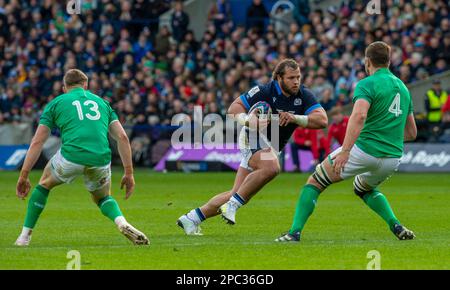 Edimburgo, Regno Unito. 12th Mar, 2023. 12th marzo 2023: Guinness sei Nazioni 2023. ScotlandÕs Pierre Schoeman corre verso IrelandÕs Garry Ringrose (13) e Iain Henderson (4) durante la Scozia contro Irlanda, BT Murrayfield, Edimburgo. Credit: Ian Rutherford/Alamy Live News Foto Stock