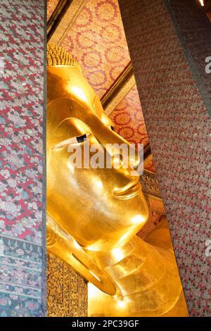 Gigantesca statua del Buddha sdraiato a Wat Pho, Bangkok. Wat Pho è il più antico e più grande complesso di templi di Bangkok Foto Stock