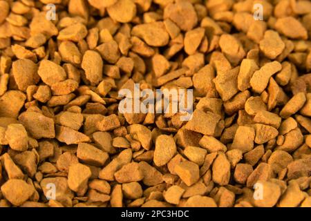 Macrofotografia di granuli marroni di caffè istantaneo, sfondo, consistenza Foto Stock