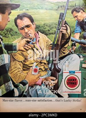 Lucky Strike sigarette spot nella rivista Life 15 giugno 1964 Foto Stock