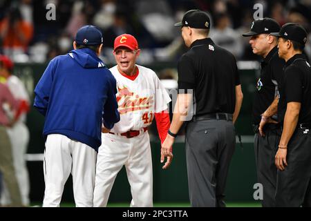 (230313) -- TOKYO, 13 marzo 2023 (Xinhua) -- il manager cinese Dean Treanor (2nd L) scuote le mani con il manager della Corea del Sud Lee Kang Chul (1st L) prima della partita della piscina B tra la Cina e la Corea del Sud del 2023 World Baseball Classic al Tokyo Dome a Tokyo, Giappone, 13 marzo 2023. (Xinhua/Zhang Xiaoyu) Foto Stock