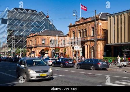 Copenaghen, Danimarca - Giugno 28 2019: I Giardini di Tivoli sono un parco divertimenti del 19th° secolo con montagne russe antiche e programma di intrattenimento dal vivo. Foto Stock