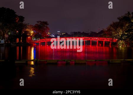 Il Ponte Rosso Huc che conduce al Tempio di Ngoc Son di notte, Lago Hoan Kiem, Hanoi, Vietnam, Asia Foto Stock