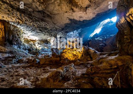 Hang Sung Sot, Halong City, Vietnam Foto Stock