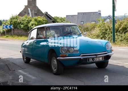 Kerlaz, Francia - 17 2022 luglio: Uomo in pensione in crociera in un blu Citroën DSuper. Foto Stock