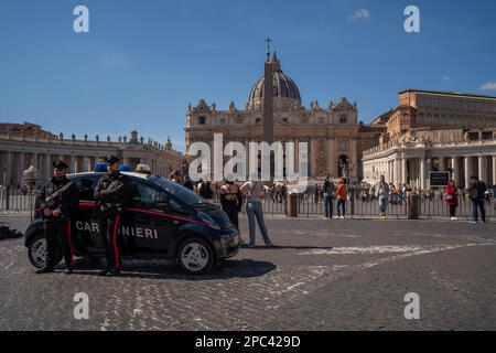 Roma, Italia. 13 marzo 2023. Piazza San Pietro Vaticano in primavera sole come oggi segna dieci anni da quando papa Francesco i nato Jorge Mario Bergoglio che è stato eletto da un collegio di cardinali dopo il successore di Joseph Ratzinger Papa Benedetto 16 il 10 marzo 2013 che abdicò credito: amer Ghazzal/Alamy Live News Foto Stock