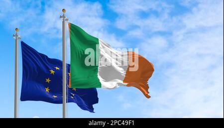 Le bandiere dell'Irlanda e dell'Unione europea tremano insieme in una giornata limpida. L'Irlanda è diventata membro dell'Unione europea il 1973. illustrazione 3d Foto Stock