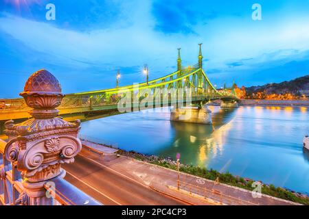 Incredibile scena serale con traffico sul ponte Liberty sul fiume Danubio. Ubicazione: Budapest, Ungheria, Europa. Foto Stock