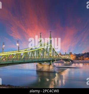 Incredibile scena notturna con traffico sul ponte Liberty sul Danubio. Ubicazione: Budapest, Ungheria, Europa. Foto Stock