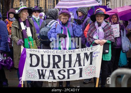 Le donne di WASPI-le donne contro la disuguaglianza pensionistica statale-hanno protestato contro il cambiamento nell'età pensionabile. Credit: Sinai Noor/Alamy Stock Photo Foto Stock