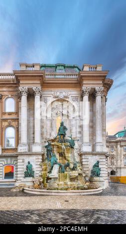 Splendida Fontana Mattia nel cortile Hunyadi al Castello di Buda Palazzo reale a Budapest. Ubicazione: Budapest, Ungheria, Europa Foto Stock