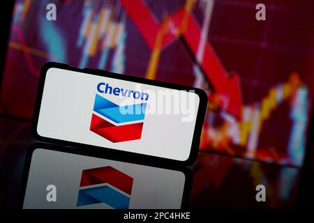 Parigi, Francia - 2023 marzo 13: Le azioni della società Chevron si abbassano sul mercato azionario. Crisi finanziaria e fallimento della società Chevron. Collasso economico Foto Stock