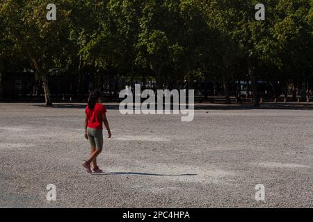 Bordeaux, Francia, 18 luglio 2022: Bambina che cammina per la strada di Bordeaux nella stagione estiva Foto Stock