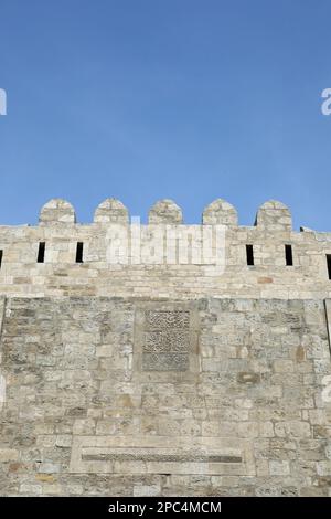 Particolare architettonico dell'antica cinta muraria della fortezza di Baku Foto Stock