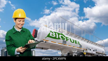 Donna ingegnere sullo sfondo di un serbatoio con l'iscrizione BIOCARBURANTE Foto Stock