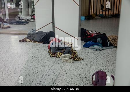 L'immagine mostra la richiesta di un edificio pubblico per offrire un alloggio di solidarietà ai circa cinquanta richiedenti asilo attualmente senza soluzioni abitative (a seguito degli sfratti dal canale e dall'Allee du Kaai), a Bruxelles, lunedì 13 marzo 2023. Questa azione di occupazione mira a offrire una soluzione di emergenza e a costringere il governo a rispettare i suoi obblighi. BELGA FOTO HATIM KAGHAT Foto Stock