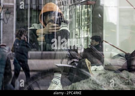 L'immagine mostra la richiesta di un edificio pubblico per offrire un alloggio di solidarietà ai circa cinquanta richiedenti asilo attualmente senza soluzioni abitative (a seguito degli sfratti dal canale e dall'Allee du Kaai), a Bruxelles, lunedì 13 marzo 2023. Questa azione di occupazione mira a offrire una soluzione di emergenza e a costringere il governo a rispettare i suoi obblighi. BELGA FOTO HATIM KAGHAT Foto Stock