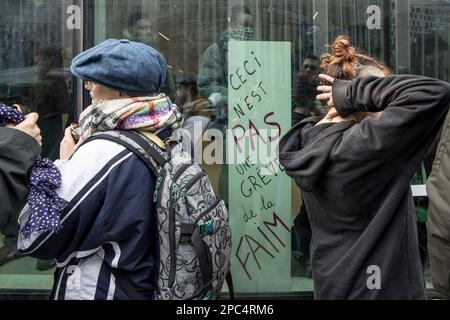 L'immagine mostra la richiesta di un edificio pubblico per offrire un alloggio di solidarietà ai circa cinquanta richiedenti asilo attualmente senza soluzioni abitative (a seguito degli sfratti dal canale e dall'Allee du Kaai), a Bruxelles, lunedì 13 marzo 2023. Questa azione di occupazione mira a offrire una soluzione di emergenza e a costringere il governo a rispettare i suoi obblighi. BELGA FOTO HATIM KAGHAT Foto Stock