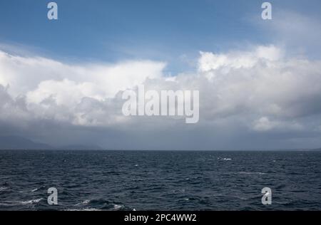 Nuvola che passa sopra Goat cadde come visto dal traghetto Caledonian Isles che viaggia tra Brodick e Ardrossan l'isola di Arran Scozia Foto Stock