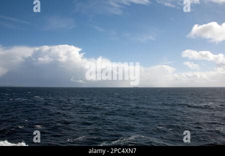 Nuvole di tempesta che passano attraverso il Firth of Clyde visto dal traghetto Caledonian Isles viaggio tra Brodick sull'isola di Arran e Ardrossan Foto Stock