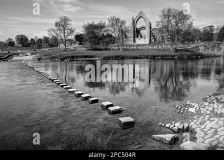 Le pietre a passo all'Abbazia di Bolton a Wharfedale, Yorkshire Dales National Park per coloro che hanno un buon senso di equilibrio (attenzione!) Foto Stock