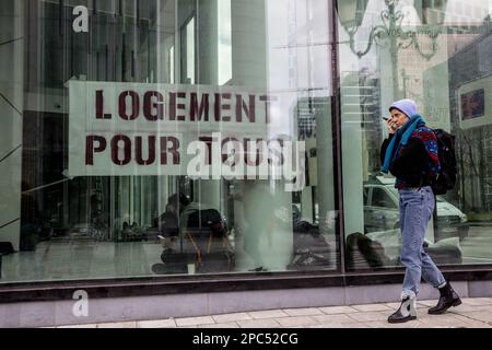 L'immagine mostra la richiesta di un edificio pubblico per offrire un alloggio di solidarietà ai circa cinquanta richiedenti asilo attualmente senza soluzioni abitative (a seguito degli sfratti dal canale e dall'Allee du Kaai), a Bruxelles, lunedì 13 marzo 2023. Questa azione di occupazione mira a offrire una soluzione di emergenza e a costringere il governo a rispettare i suoi obblighi. BELGA FOTO HATIM KAGHAT Foto Stock