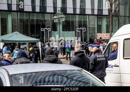 L'immagine mostra la richiesta di un edificio pubblico per offrire un alloggio di solidarietà ai circa cinquanta richiedenti asilo attualmente senza soluzioni abitative (a seguito degli sfratti dal canale e dall'Allee du Kaai), a Bruxelles, lunedì 13 marzo 2023. Questa azione di occupazione mira a offrire una soluzione di emergenza e a costringere il governo a rispettare i suoi obblighi. BELGA FOTO HATIM KAGHAT Foto Stock