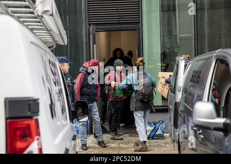 L'immagine mostra la richiesta di un edificio pubblico per offrire un alloggio di solidarietà ai circa cinquanta richiedenti asilo attualmente senza soluzioni abitative (a seguito degli sfratti dal canale e dall'Allee du Kaai), a Bruxelles, lunedì 13 marzo 2023. Questa azione di occupazione mira a offrire una soluzione di emergenza e a costringere il governo a rispettare i suoi obblighi. BELGA FOTO HATIM KAGHAT Foto Stock