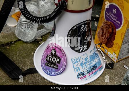 L'immagine mostra la richiesta di un edificio pubblico per offrire un alloggio di solidarietà ai circa cinquanta richiedenti asilo attualmente senza soluzioni abitative (a seguito degli sfratti dal canale e dall'Allee du Kaai), a Bruxelles, lunedì 13 marzo 2023. Questa azione di occupazione mira a offrire una soluzione di emergenza e a costringere il governo a rispettare i suoi obblighi. BELGA FOTO HATIM KAGHAT Foto Stock