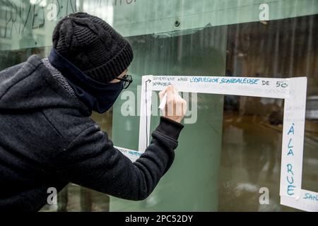 L'immagine mostra la richiesta di un edificio pubblico per offrire un alloggio di solidarietà ai circa cinquanta richiedenti asilo attualmente senza soluzioni abitative (a seguito degli sfratti dal canale e dall'Allee du Kaai), a Bruxelles, lunedì 13 marzo 2023. Questa azione di occupazione mira a offrire una soluzione di emergenza e a costringere il governo a rispettare i suoi obblighi. BELGA FOTO HATIM KAGHAT Foto Stock