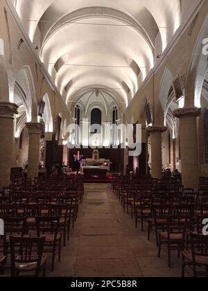 L'INTÉRIEUR DE L'ÉGLISE SAINT CYR SAINTE JULITTE À VILLEJUIF, FRANCIA Foto Stock