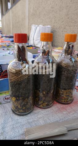 Bangalore, Karnataka, India-Gennaio 01 2023: Erbe ayurvediche essiccate indiane per ridurre i capelli conservati in bottiglia e venduti nelle strade di Shivaji nagar Foto Stock