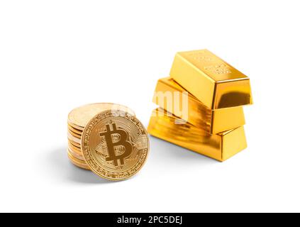 Cumulo di monete di bitcoin e barre d'oro isolate su sfondo bianco. Primo piano della criptovaluta sull'isolamento. Lingotti d'oro. Concetto di crescita valutaria Foto Stock