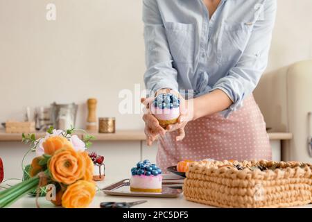 Sapone fatto a mano. Il sapone fatto in casa assomiglia a una torta con bacche su sfondo chiaro. Cosmetici naturali fatti in casa e saponi fatti a mano concetto. Foto Stock