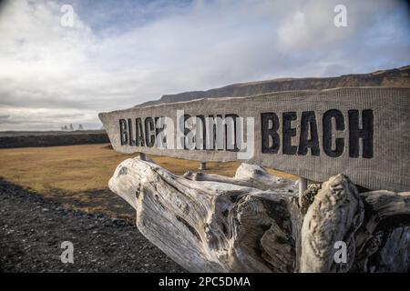 Spiaggia di sabbia nera a Reynisfjara, Islanda Foto Stock