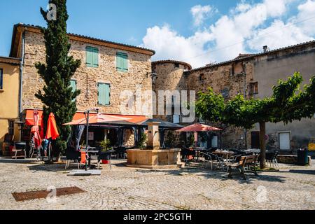 Terrazza di un ristorante in estate sulla piazza principale di Boulieu Les Annonay nel sud della Francia (Ardeche) Foto Stock