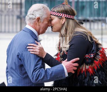 Re Carlo III viene accolto con un 'Hongi', un tradizionale saluto Maori in Nuova Zelanda usato dal popolo Maori, mentre arriva per l'annuale Commonwealth Day Service all'Abbazia di Westminster a Londra. Data immagine: Lunedì 13 marzo 2023. Foto Stock