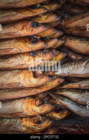 Aringhe secche affumicate dell'Atlantico o del Baltico, Clupea harengus, aringhe della famiglia Clupeidae in un mercato di cibo di strada a Vilnius, Lituania, Europa Foto Stock