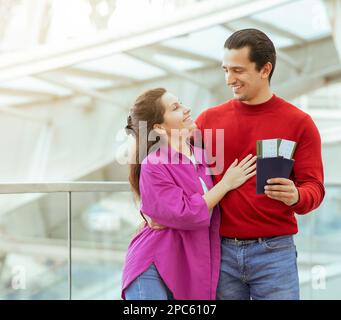 Travelers Couple Holding Passport and Boarding Pass che si aggira in aeroporto Foto Stock