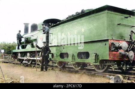 Maryport & Carlisle Railway, driver William Edward Wilson con il fratello Daniel Greenup Wilson in primo piano, più il padre Robert Wilson, ispettore ferroviario. Foto Stock