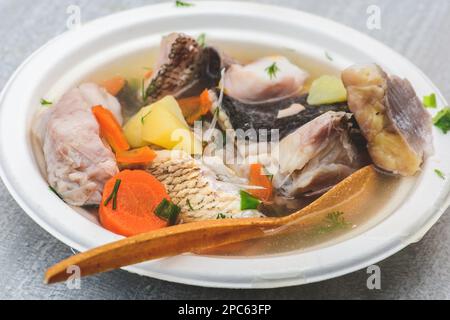 Zuppa di pesce caldo con verdure varie a Kaziuko Muge o Saint Casimir's Fair, una fiera annuale primaverile di arti folcloristiche e artigianato a Vilnius, Lituania, Europa Foto Stock