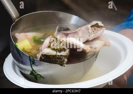 Zuppa di pesce caldo con verdure varie a Kaziuko Muge o Saint Casimir's Fair, una fiera annuale primaverile di arti folcloristiche e artigianato a Vilnius, Lituania, Europa Foto Stock