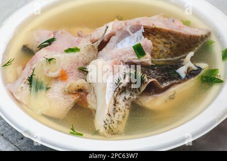 Zuppa di pesce caldo con verdure varie a Kaziuko Muge o Saint Casimir's Fair, una fiera annuale primaverile di arti folcloristiche e artigianato a Vilnius, Lituania, Europa Foto Stock