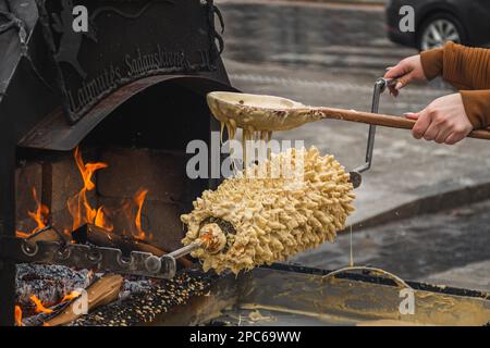 Preparazione di torte lituane, šakotis o baumkuchenas, sękacz polacca, bankucha bielorussa, baumkuchen tedesco a base di burro, albumi e tuorli, f Foto Stock