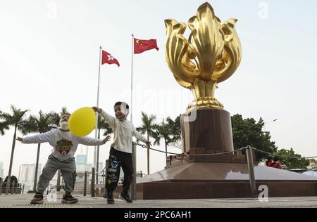 I turisti provenienti dalla Cina continentale possono trascorrere una giornata in Piazza Golden Bauhinia a WAN Chai. 24FEB23 SCMP/Yik Yeung-man Foto Stock