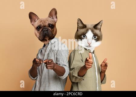 Due ragazzi afroamericani con teste animali che poitano le dita Foto Stock